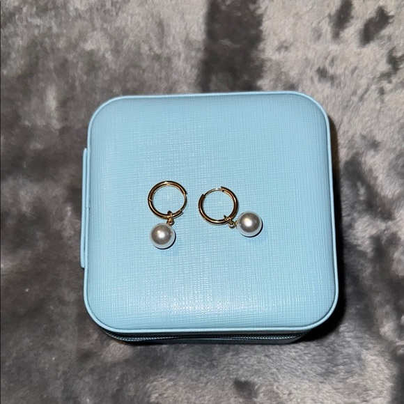 NWOT Slide Jewelry 0.5in Stainless Steel Gold Hoop Earrings with Dangling Pearls - Picture 2 of 4